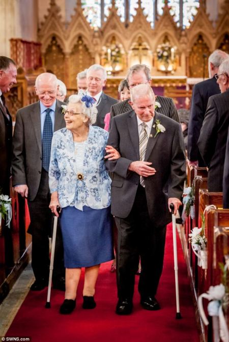 Charlie Winter és Daisy Pike esküvőjükön South Moltonban 2014. március 16-án