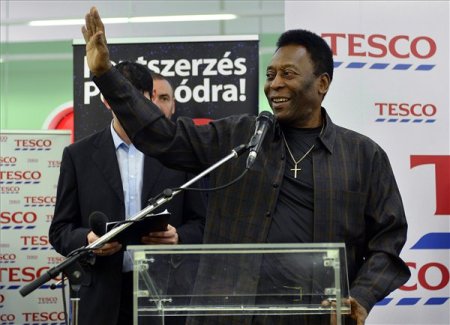 Pelé brazil világbajnok labdarúgó a budaörsi Tescóban 2014. március 26-án