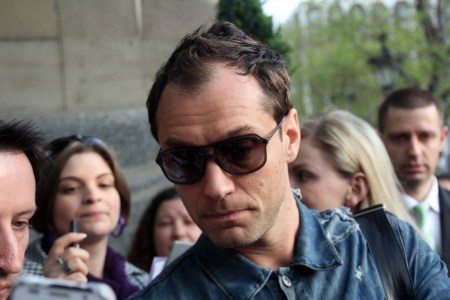 Jude Law brit színész rajongói körében Budapesten 2014. április 4-én (Fotó: Mészáros Márton)