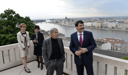 Áder János köztársasági elnök és felesége, Herczegh Anita valamint Rubik Ernő feltaláló és felesége a Sándor-palotában 2014. április 17-én