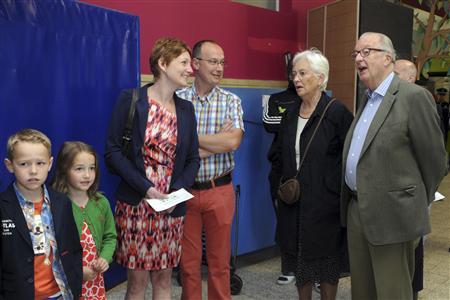 Paola egykori belga királyné és férje, II. Albert volt belga király várakozik az európai parlamenti választásokon Gentben 2014. május 25-én