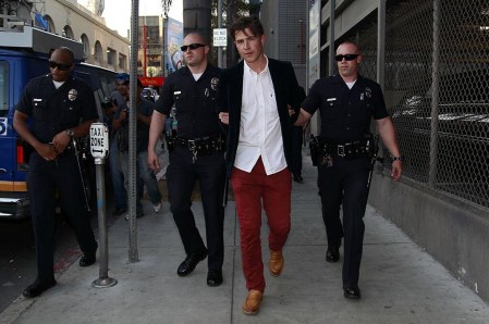 Elvezetik Brad Pittet megpofozó ukrán riportert aa Demóna (Maleficent) című film bemutatójáról a Los Angeles-i El Capitan Színháznál 2014. május 28-án