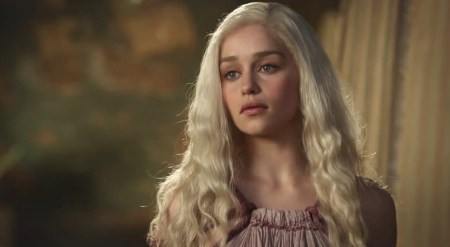 Emilia Clarke brit színéstnő Khalesse szerepében a Trónok harca című sorozatban