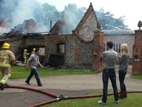 Claudia Schiffer német topmodell és férje angliai villájuk oltását figyelik 2014. május 29-én
