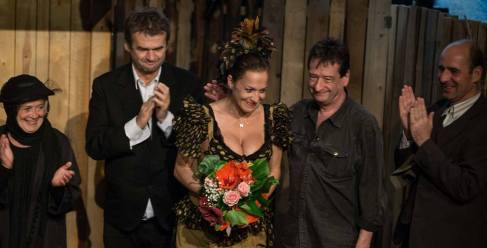 Fésűs Nelly színművész köszöntése a Karinthy Színház színpadán