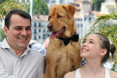 Mundruczó Kornél rendező, Psotta Zsófia színésznő és Hagen kutyaszereplő a Fehér Isten című filmjük premierjén a 67. Cannes-i Nemzetközi Filmfesztiválon 2014. május 17-én