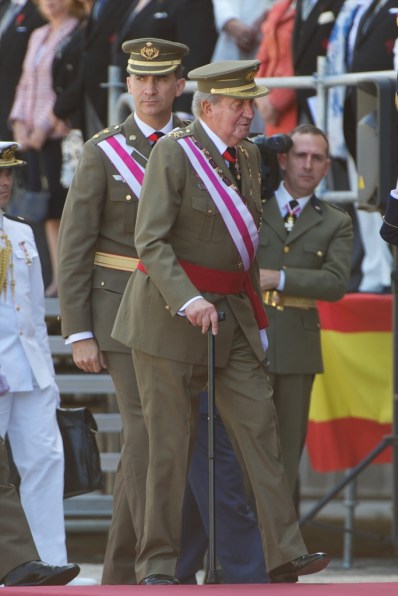 I. János Károly spanyol király és fia, Fülöp herceg a San Lorenzo de El Escorial-i királyi kolostornál 2014. június 3-án