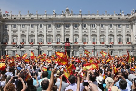VI. Fülöp spanyol királyt ünneplő tömeg az uralkodó beiktatási ceremóniája alatt a madridi Zarzuela-palota előtt 2014. június 18-án