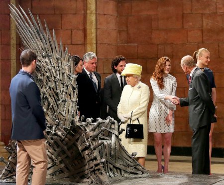 II. Erzsébet brit királynő a Trónok harca (Game of Thrones) című sorozat forgatási helyszínén Belfastban 2014. június 24-én