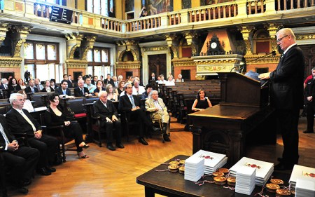 Tarlós István főpolgármester átadja a Budapest díszpolgára elismeréseket a Fővárosi Közgyűlés ünnepi ülésén az Újvárosháza dísztermében 2014. június 19-én