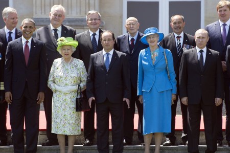 Fülöp belga király, Barack Obama amerikai elnök, Francois Hollande francia elnök, Giorgio Napolitanio olasz elnök, Margit dán királynő, Vlagyimir Putyin orosz elnök és Vilmos Sándor holland király a normandiai partraszállás 70. évfordulója alkalmából rendezett ünnepségen Bénouville-ben 2014. június 6-án