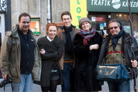 Farkas Dániel operatőr, Gáspár Kata és Tordai Teri főszereplők és Hollósi László hangmérnök társaságában a Fakulás című kisfilm felvételén 2014. február 3-án (Fotó: Szilasi Katalin)