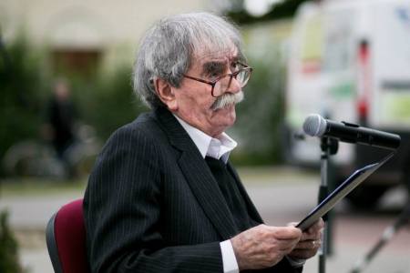 Juhász Ferenc Kossuth-díjas költő beszédet mond, miután szülővárosa, Biatorbágy díszpolgárává avatták 2014. június 17-én