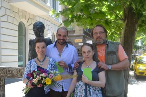 Kováts Adél, Pál András és Schneider Zoltán színművészek, valamint Farkas Erzsébet súgó a Radnóti-díjjal a színház előtt Budapesten 2014. június 13-án