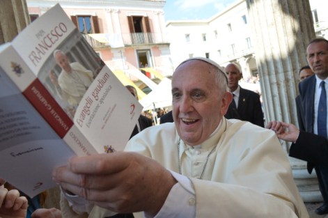 Ferenc pápa könyvet ír alá az olaszországi Campobassóban 2014. július 5-én