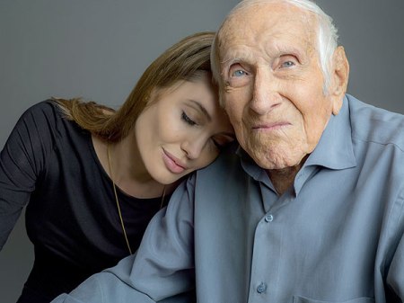 Angelina Jolie Oscar-díjas amerikai színésznő és Louis Zamperini olimpikon, világháborús veterán