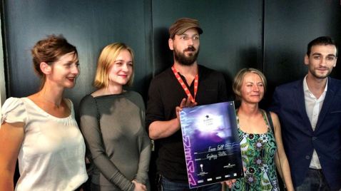 Pálfi György filmrendező a Szabadesés című alkotásáért átvett elismeréssel a Karlovy Vary-i Nemzetközi Filmfesztiválon 2014. július 12-én