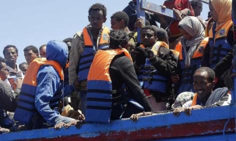 Észak-afrikai bevándorlók Lampedusa szigete közelében 2014. július 21-én