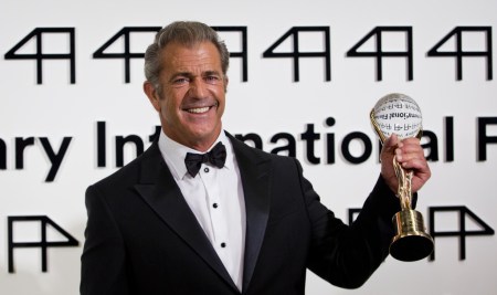 Mel Gibson Oscar-díjas amerikai színész a Kristály Glóbusz-díjjal a Karlovy Vary-i filmfesztiválon 2014. július 4-én