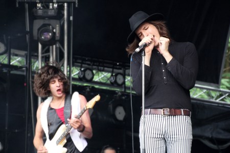 Balla Máté gitáros és Vitáris Iván frontember fellép az Ivan & The Parazol együttesükkel a miskolctapolcai EFOTT-fesztiválon 2014. július 16-án (Fotó: Mészáros Márton)