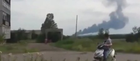 Videó a malajziai repülőgép zuhanásáról az orosz-ukrán határ közelében