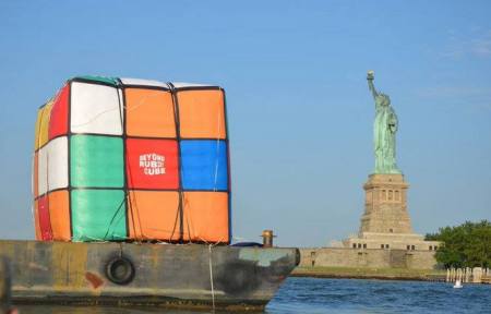 Rubik-kocka New Yorkban feltalálója, Rubik Ernő 70. születésnapja alkalmából 2014. július 11-én