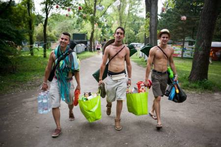 Fesztiválozók érkeznek a Sziget fesztiválra 2014. augusztus 10-én (Fotó: Szöllősi Mátyás)