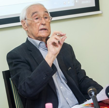 Czeizel Endre genetikus professzor a nevével fémjelzett magzatvédő vitamint népszerűsítő sajtótájékoztatón Budapesten 2014. szeptember 12-én (Forrás: Borsonline)