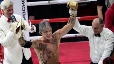Mickey Rourke amerikai színész, miután legyőzte ellenfelét, a a 29 éves Elliot Seymourt Moszkvában 2014. november 28-án